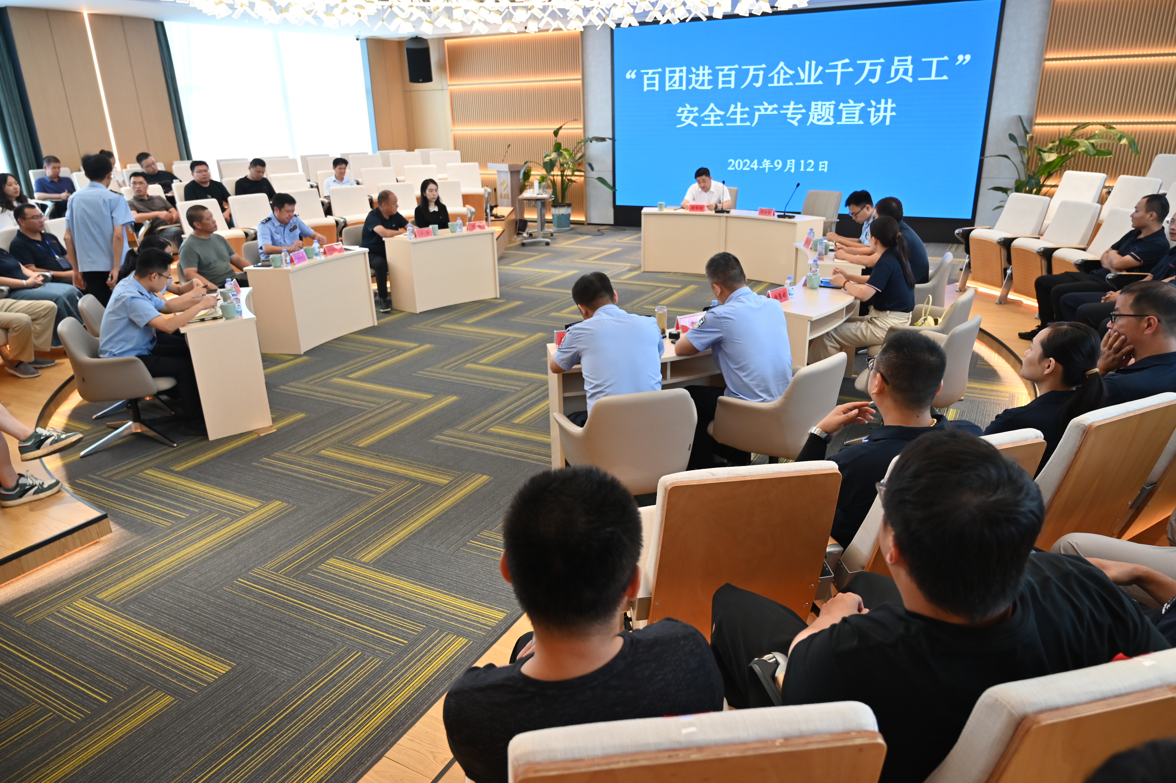 “百团进百万企业千万员工”安全出产专题宣讲走进瓦力游戏股份